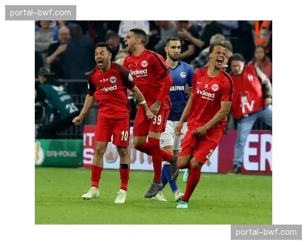 欧冠奖杯巡展抵达米兰，吸引数万球迷排队参观