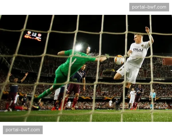 更衣室故事:一场平局后,瓦伦西亚老将向年轻队员讲解防守位置感的重要性 更衣室故事:一场平局后,瓦伦西亚老将向年轻队员讲解防守位置感的重要性