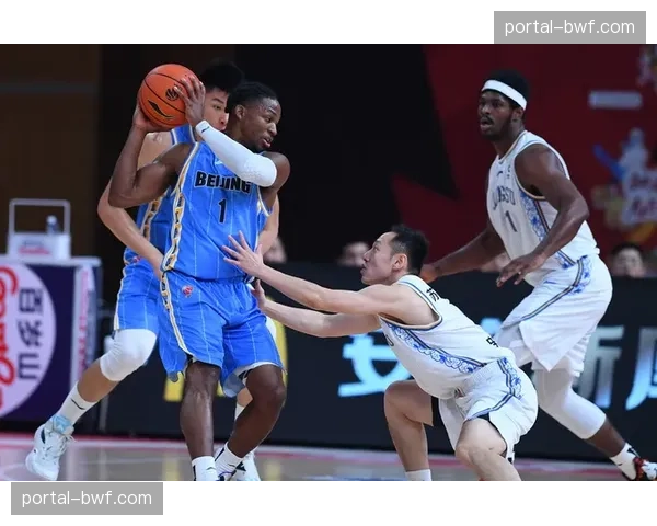 特写:王牌队第三节祭出全场紧逼,打出22-5攻击波逆转局势 特写:王牌队第三节祭出全场紧逼,打出22-5攻击波逆转局势